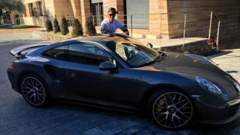 Porsche 911 Turbo S
Това е втората любима марка на Кристиано - той се похвали с въпросния автомобил през 2016-а, а цената му е около 200 000 долара...