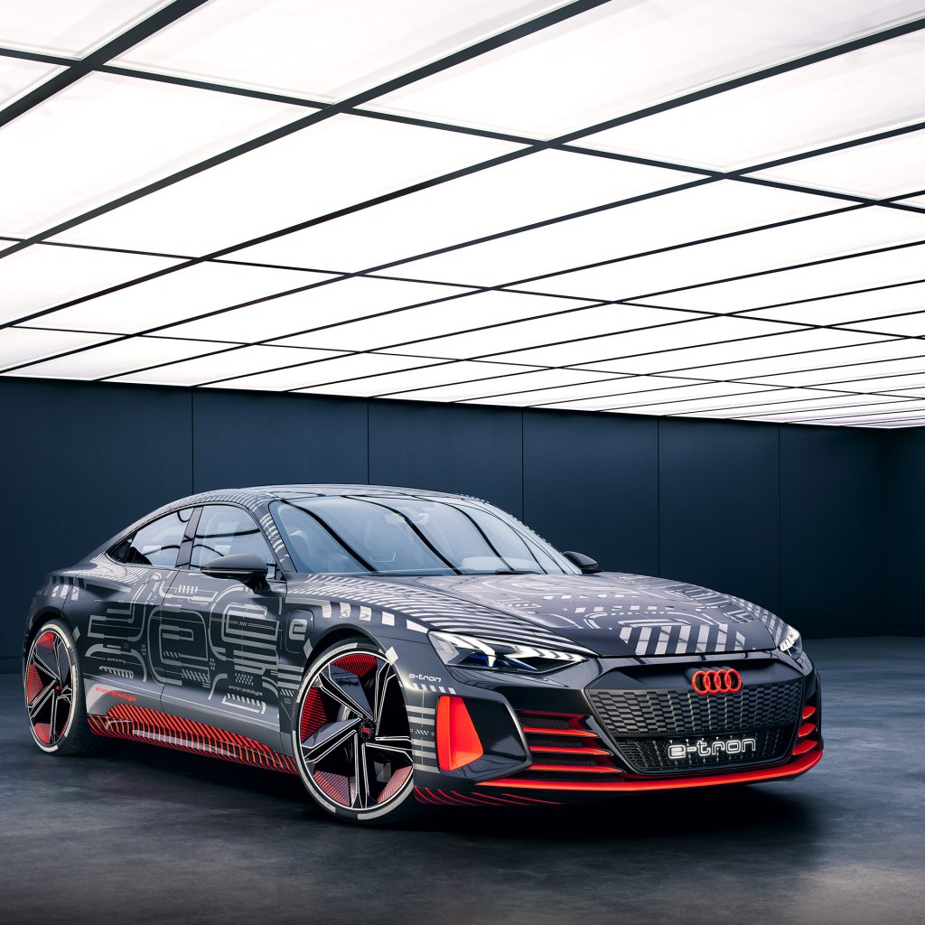 Audi RS e-tron GTИ тази година Audi упорито ще се опитват да обогатят серията си електромобили e-tron. Така вече сме на няколко месеца от официалното представяне на електрически RS, за който критиците твърдят, че прилича притеснително много на Porsche Taycan. Audi от своя страна ще предложи 590 конски сили и ускорение от 0 до 100 км/ч за три секунди. Най-странното е, че компанията все пак твърди, че автомобилът ще се цели в сегмента на семейните автомобили…