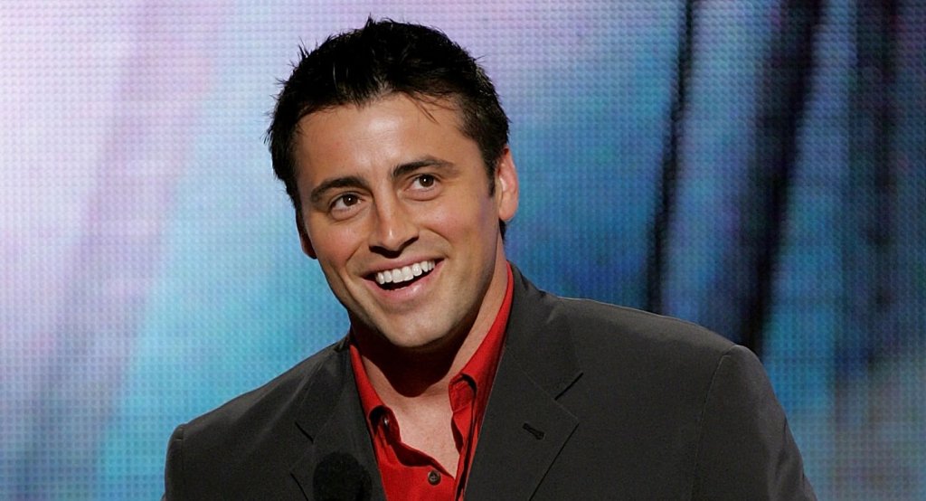 “Джоуи”
В нечия сценаристка фантазия идеята за продължение на “Приятели” може да е звучала брилянтно. Още повече, ако сюжетът се съсредоточи върху нескопосаната актьорска кариера на Джоуи Трибиани (Мат Лебланк). Но от фантазиите до реалността трябва да се извърви дълъг път, по който създателите на “Джоуи”, продължението на “Приятели”, не успяха да минат.
 
Епизодите за преместилия се в Ел Ей герой издържаха само 2 сезона, преди шоуто да бъде свалено от екран, а създателите му да си посипят главата с пепел от срам.