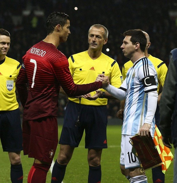 Съперничеството с Кристиано Роналдо стана символ на епохата, в която гледаме футбол. Като трофеи обаче Меси е далеч напред.
