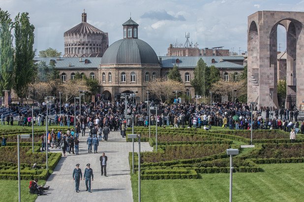 Тълпи присъстват на канонизирането на жертвите на арменския геноцид в Ечмиадзин - главния административен и катедрален комплекс на Арменската апостолическа църква