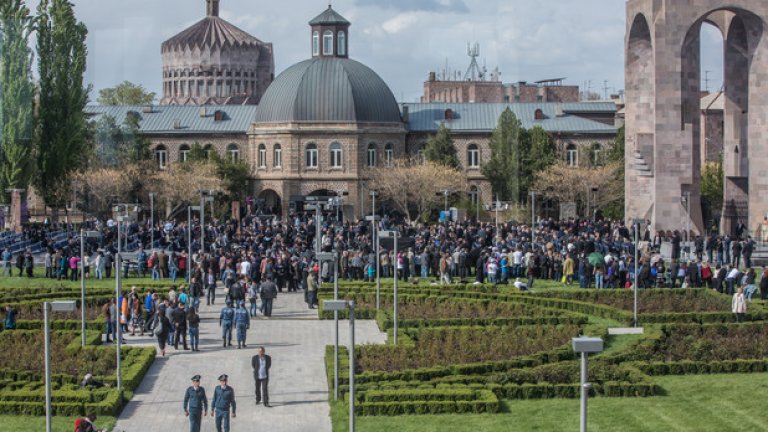 Тълпи присъстват на канонизирането на жертвите на арменския геноцид в Ечмиадзин - главния административен и катедрален комплекс на Арменската апостолическа църква