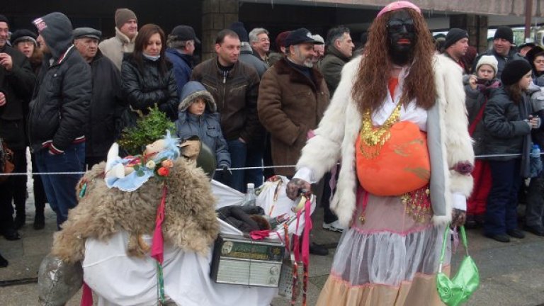 Маски, вино и кебапчета