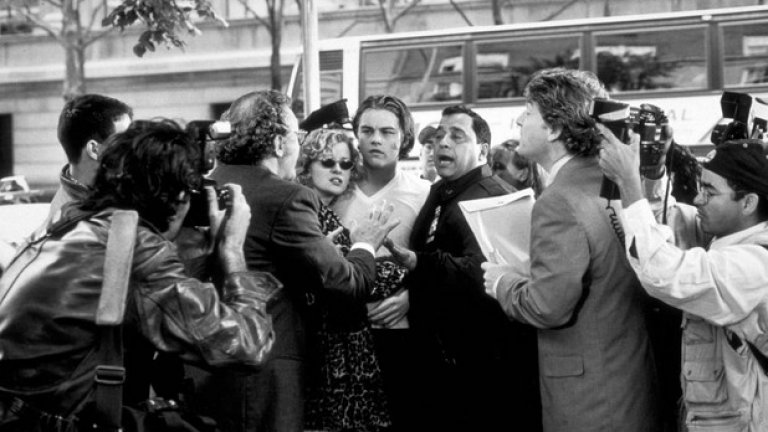 15. "Знаменитост" (Celebrity, 1998)
Този поклон на Уди Алън към филма на Фелини "La Dolce Vita", в който Кенет Брана
прави една от най-добрите си импровизации в ролята на несигурен журналист от списание, определено си заслужава гледането. Но дори Брана не може да отмести вниманието от ролята на Ди Каприо в кожата на филмова знаменитост... В крайна сметка не е толкова лесно да играеш себе си, но Лео се справя отново блестящо.