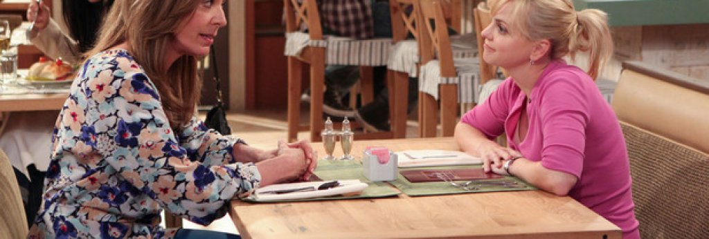 Поддържаща женска роля в комедиен сериал
Прогноза: Алисън Джани, Mom
Зрителите биха се изненадали, ако спечели някой друг, а не Алисън Джани в тази категория; актрисата няколко години бива награждавана за ролята си в Mom по CBS. Но ако някой успее да измъкне наградата от нея, това вероятно ще е Анна Члъмски от Veep, или Джудит Лайт от Transparent.