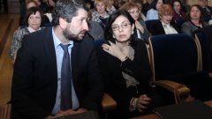 Правосъдният министър Христо Иванов и вицепремиерът Меглена Кунева дават сигнал, че ще настояват България да почерпи опит от румънската система за борба с корупцията.