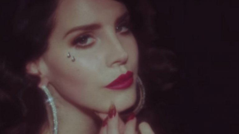 14. Lana Del Rey - Young and Beautiful
"Великият Гетсби" с Леонардо ди Каприо може да се похвали с разнообразен саундтрак, но една от песните изпъква, може би заради чувствения глас на Лана дел Рей, а може би и заради темата зa това може ли да издържи любовта на предизвикателството на годините. Същата тема, която е в центъра на филма на Баз Лурман.