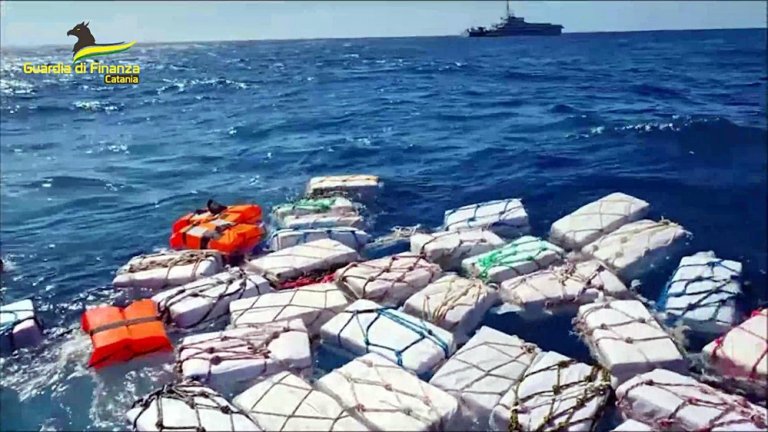 Италианските власти извадиха два тона кокаин от морето край Сицилия