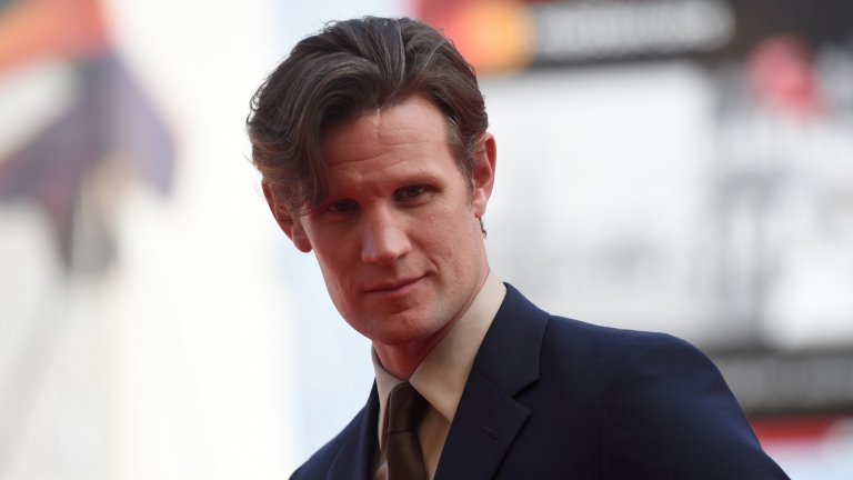 Мат Смит
Беше Доктора в Doctor Who, младия принц Филип в The Crown, сега с ролята си на Демон Таргариен в "Домът на дракона" топи женски сърца както драконов дъх топи мечове. Имаше и лек допир с комиксовото кино като злодея в провала "Морбиус" с Джаред Лето (2022 г.). 41-годишният Смит обаче щеше да бъде и интересен, макар и леко екзотичен вариант за Рийд Ричардс.