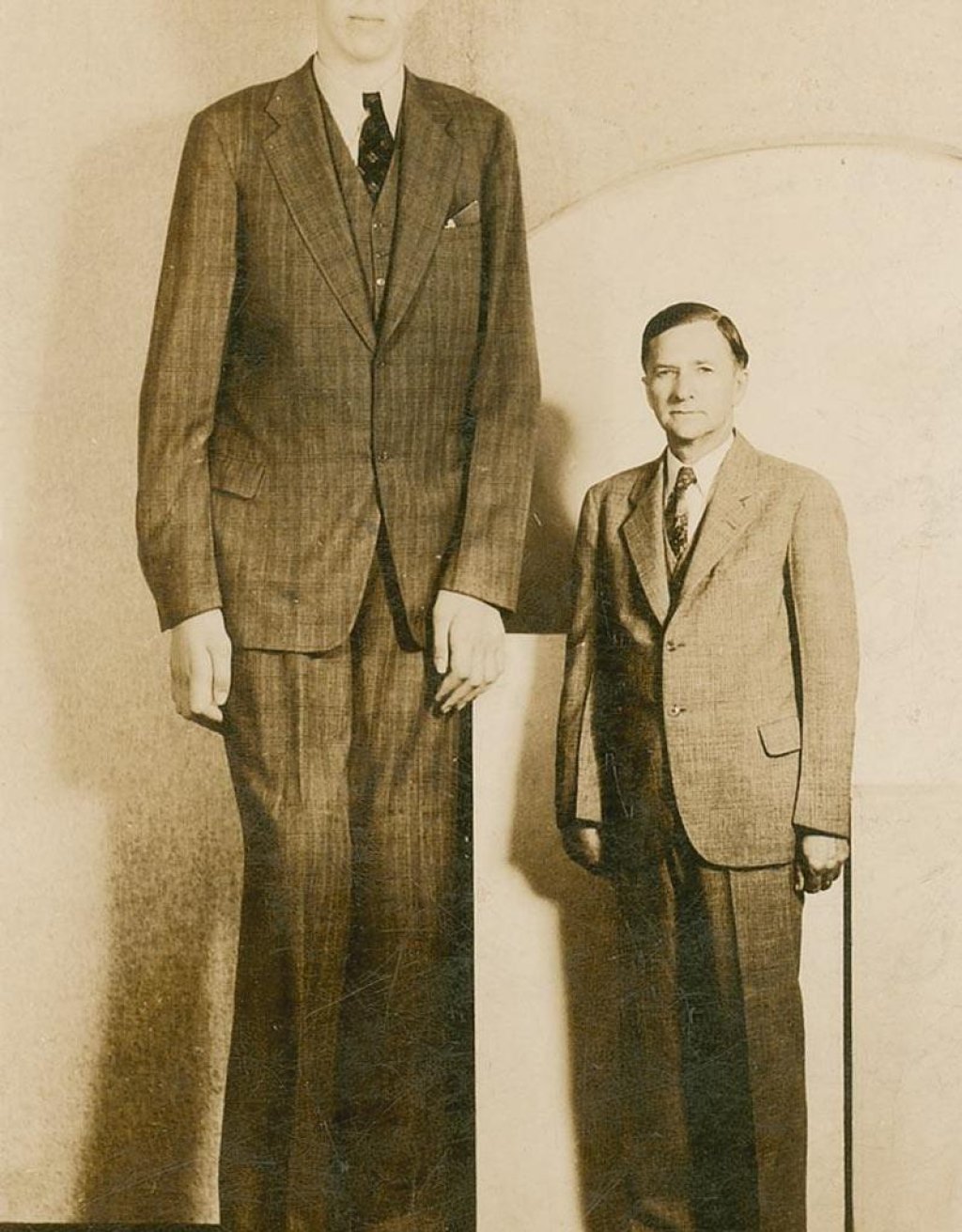 Robert_Wadlow_postcard