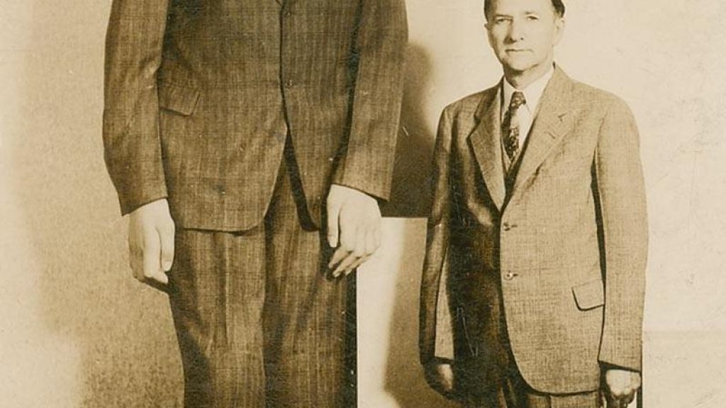 Robert_Wadlow_postcard