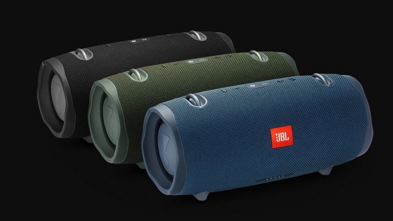 Най-добра мобилна колона - JBL Xtreme 2  
Устройството е с 10 000 mAh батерия, която осигурява до 15 часа непрекъсната музика. Сертификатът му за водоустойчивост (IPX7) го прави чудесно решение за парти на плажа или басейна. Двойката субуфери създават отличен бас, а системата JBL Connect помага за синхронизирането му с друг говорители от JBL за секунди. При това - има отварачка на ремъка за носене...
