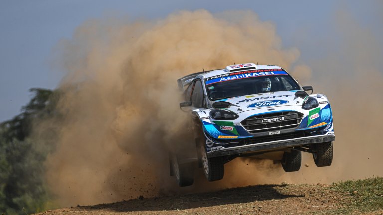 Ford Fiesta
Човек лесно може да се подведе да гледа отвисоко на Fiesta заради дребния ѝ размер, но това е една огнена кола. Последната Fiesta от 2019 г. се предлагаше и като хечбек, и като седан. 5-степенна ръчна трансмисия, 1.6L четирицилиндров двигател, 120 коня и ускорение от 1 до 100 км за 9 секунди, правят Fiesta перфектна градска кола, когато не е по състезателните писти.