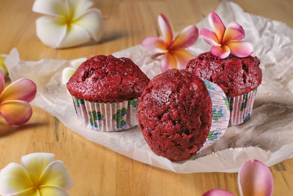 Сладки доматени мъфиниНикой няма да познае какво точно има в тези сочни мъфини. За тях режем на много ситно 5 големи домата и ги смесваме с две яйца и 50-60 грама разтопено масло. В друга купа смесваме 4 чаши брашно, 2 чаши захар, пакетче бакпулвер и малко настъргано индийско орехче. Обединяваме сухите и мокрите съставки.
Бъркаме с миксер до получаването на не много гъста кексова смес и изсипваме в намаслени форми за мъфини. Печем в добре загрята фурна на 170 градуса до готовност. Можем да украсим мъфините със сметана или шоколадов крем.