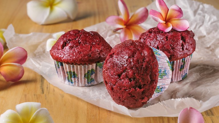 Сладки доматени мъфиниНикой няма да познае какво точно има в тези сочни мъфини. За тях режем на много ситно 5 големи домата и ги смесваме с две яйца и 50-60 грама разтопено масло. В друга купа смесваме 4 чаши брашно, 2 чаши захар, пакетче бакпулвер и малко настъргано индийско орехче. Обединяваме сухите и мокрите съставки.
Бъркаме с миксер до получаването на не много гъста кексова смес и изсипваме в намаслени форми за мъфини. Печем в добре загрята фурна на 170 градуса до готовност. Можем да украсим мъфините със сметана или шоколадов крем.