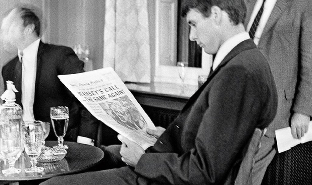 Джеф Хърст чете вестник в хотела на тима ден, преди да забие три гола на германците и да донесе световната купа на Англия.