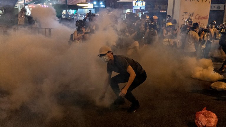 От началото на протестите са изстреляни 6000 патрона със сълзотворен газ
