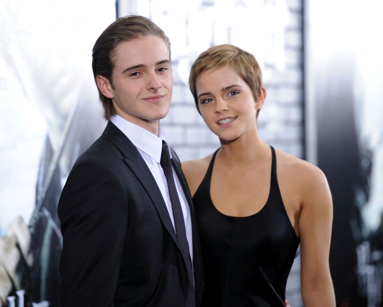 Ема с по-малкия ѝ брат Крис през 2010 г. на премиерата на един от филмите от поредицата "Хари Потър".