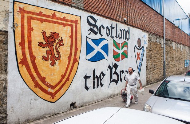 Графит с шотландското и баското знаме краси една от трибуните на "Ипуруа". Местните са непримирими бойци, а един горд баск винаги е брат с шотландците, които имат сходен манталитет и постоянно претендират за независимост от короната.