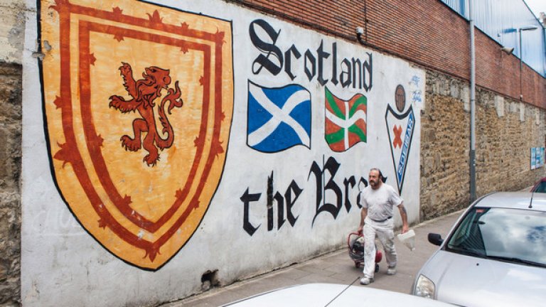 Графит с шотландското и баското знаме краси една от трибуните на "Ипуруа". Местните са непримирими бойци, а един горд баск винаги е брат с шотландците, които имат сходен манталитет и постоянно претендират за независимост от короната.