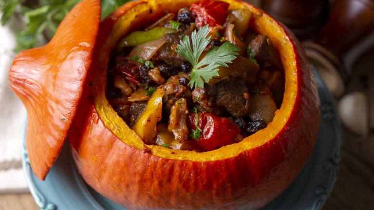 Тиква с месо и зеленчуциЗапочваме с бърза подготовка на тиквата – измиваме я старателно, махаме капачето и я издълбаваме от семките. Посоляваме, ръсим с прясно смлян черен пипер, намазняваме леко и запичаме на 180 градуса, докато омекне. През това време в голям тиган запържваме голяма глава лук и малко чесън. 
Добавяме чушки на лентички и зеленчуци по избор – морков, ряпа, грах – и 500-600 грама месо по избор. Когато месото се запържи добре, слагаме щедра супена лъжица доматено пюре и чаша вода. Отново запържваме до изпаряване на водата. Пълним плънката в тиквата и печем на 180 градуса до златиста коричка.