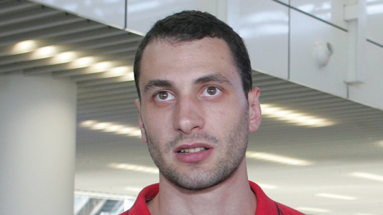 Матей Казийски на два пъти по време на ваканцията си поигра волейбол с ученици