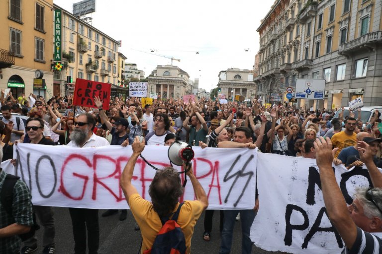 Протестиращи в Италия сравняват новите изисквания с действията на нацистите.