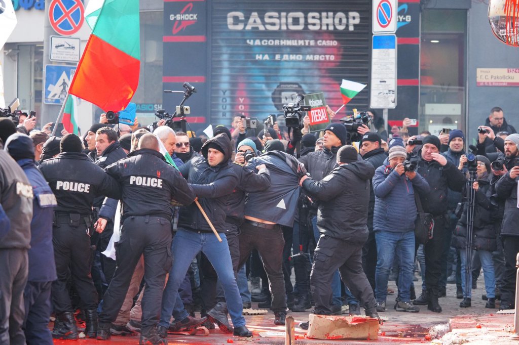 Палежи, арести и ранени полицаи на протест на "Възраждане" срещу еврото (снимки и видео)