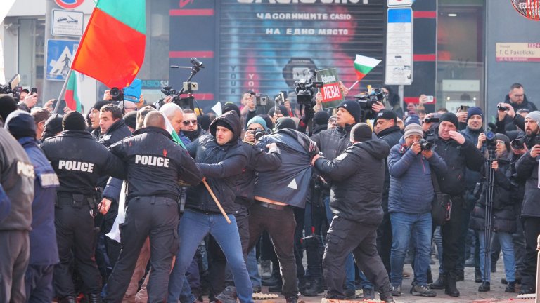 Палежи, арести и ранени полицаи на протест на "Възраждане" срещу еврото (снимки и видео)