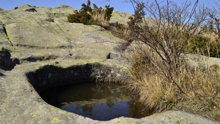 Една от загадките на местността е как тази вода никога не пресъхва!