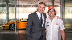 Серхио Перес и шефът му Мартин Уитмарш в базата на McLaren вчера