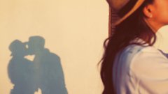 По снимките партньорите им присъстват само като силуети или със замъглени лица