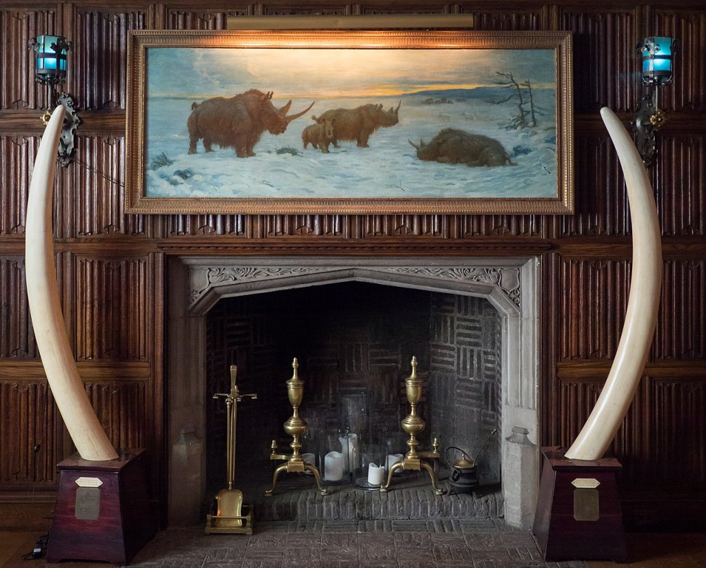 1273px-Explorers_Club_fireplace_(82325)
