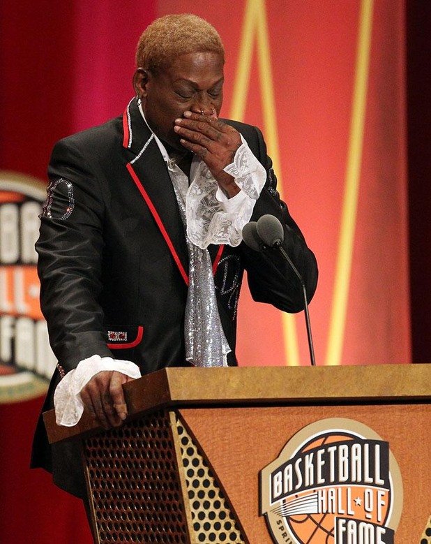 Родман се опитва да сдържи сълзите си по време на церемонията по приемането му в Залата на славата през 2011-а.