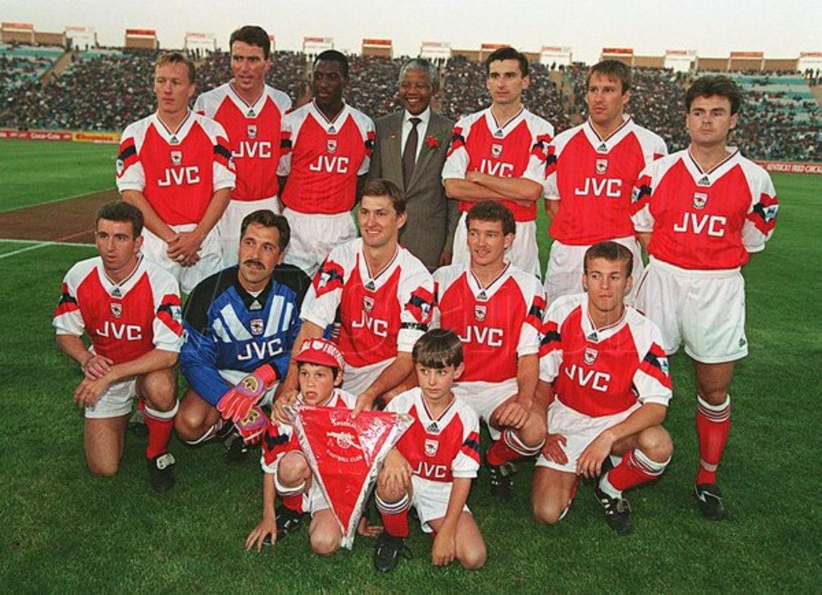 Арсенал от началото на 90-те с Нелсън Мандела.