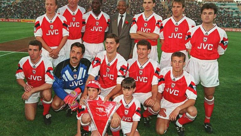 Арсенал от началото на 90-те с Нелсън Мандела.