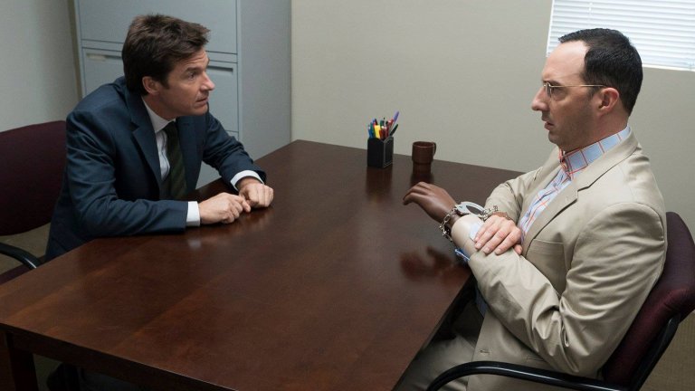 "Развитие в застой" / Arrested Development
Този комедиен сериал не е за всеки, което личеше и от слабия зрителски интерес към него, което в крайна сметка доведе до прекратяването му през 2006 г. Възхвалите на критиката обаче не са случайни и в крайна сметка години по-късно Netflix осигури финансиране за финални два сезона, които да продължат историята.
"Развитие в застой" среща зрителите с дисфункционалното семейство Блут, които някога са били заможни, но сега са изправени пред редица предизвикателства. Майкъл (Джейсън Бейтмън) е този, който се опитва да задържи фамилията заедно, въпреки че всички около него - родителите му, братята и сестра му - са егоистични материалисти, всеки воден от собствените си интереси и странности.