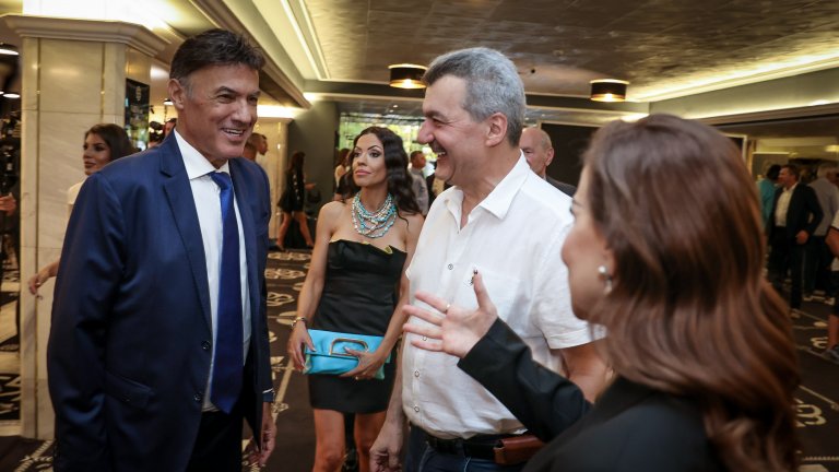 Най-успешният президент на Левски Тодор Батков плати 20 000 лева за оригинална топка от САЩ`94 с подписите на всички играчи, като обяви, че я дарява на музея на “сините” на стадион “Георги Аспарухов”.