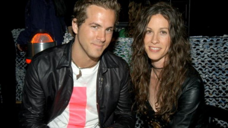 Райън Рейнолдс и Аланис Морисет се срещат за първи път на рождения ден на Дрю Баримор през 2002 година. Излизат две години и през 2004 година Рейнолдс й предлага брак. Двамата обаче така и не стигат до олтара.През 2007 официално се разделят. Албумът на Аланис Морисет  Flavors of Entanglement, който излезе през 2008 година е посветен на връзката им.