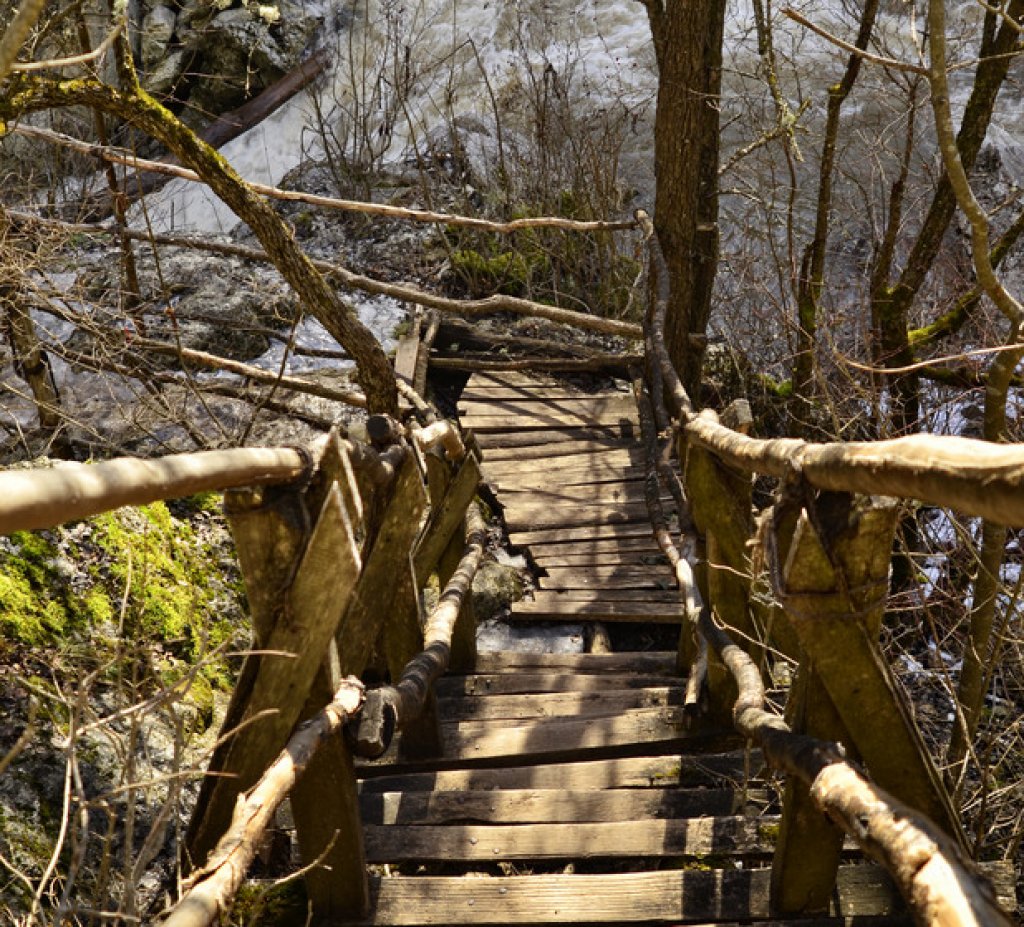 В най-тесния участък над реката е изграден дървен мост, свързващ двата й бряга.