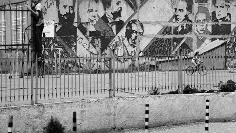 Поезия на улицата. Един от тях е жив. Николай Николов, minisofia.com