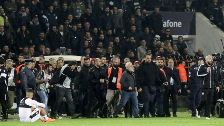 Собственикът на ПАОК Иван Савидис извади отбора си по време на дербито с АЕК с пистолет на кръста