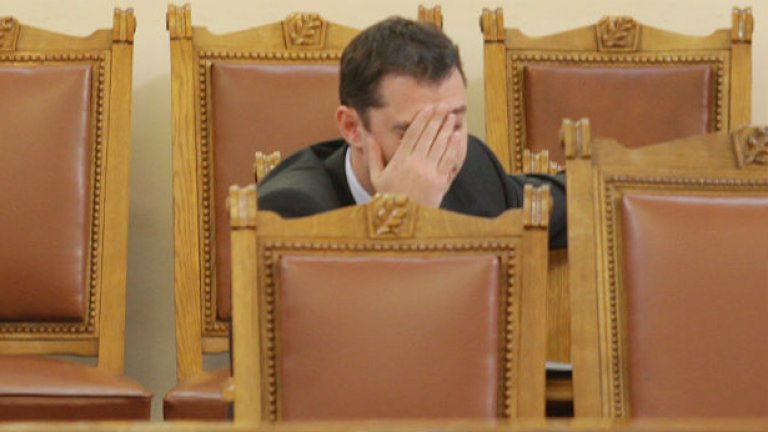 Енергийният министър отнесе няколко снежни топки, когато се опита да обясни на протестиращите, че е нормално над половината от размера на сметките им да не е за използваната енергия