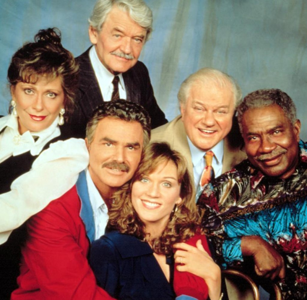 (Evening Shade, 1990-1994)
Сериалът донася на Бърт Рейнолдс награда  \"Еми\" и е завръщането му на екран след упадък на кариерата. Той играе пенсиониран футболист, който се мести в малко градче, за да тренира учениците в местната гимназия. 