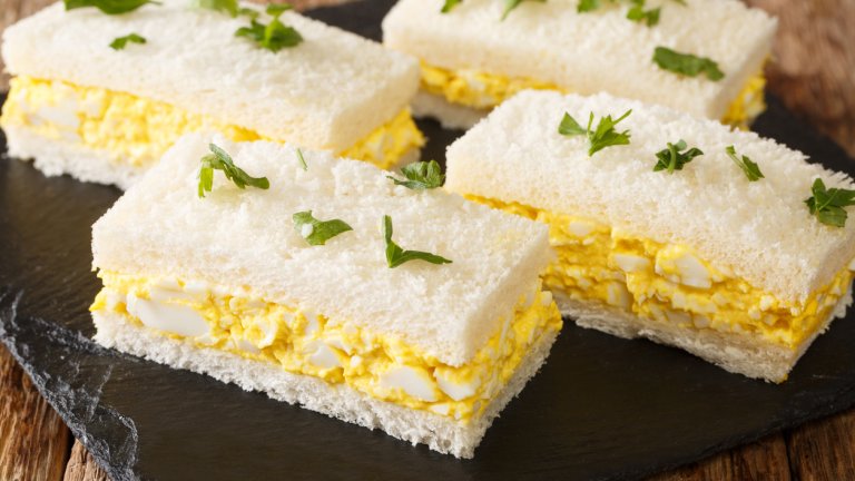 Японски сандвичи с яйцеВ Япония яйцата са на почит, включително и в тези бързи сандвичи. Сваряваме 4-5 яйца до твърд, но не до посиняване жълтък. Белим ги и ги режем на не твърде ситно, след което добавяме 6 лъжици майонеза, няколко капки соев сос, малко оцет и щипка сол. Бъркаме до получаването на гладка смес, в която все пак се усещат парченцата яйце.

Мажем сместа между две тънки филийки с изрязана кора. Ако искаме вечерята да е по-здравословна, можем да предпочетем пълнозърнест или кето хляб.