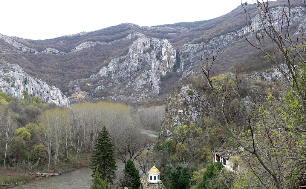 Накъдето и да се обърнете, сте обградени от внушителните гледки на Стара планина, чиито отвесни склонове сякаш пазят от всички страни не по-малко красивия манастирски комплекс.