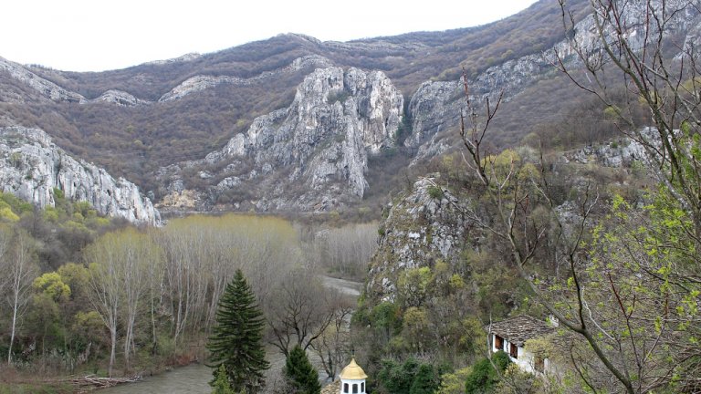Накъдето и да се обърнете, сте обградени от внушителните гледки на Стара планина, чиито отвесни склонове сякаш пазят от всички страни не по-малко красивия манастирски комплекс.