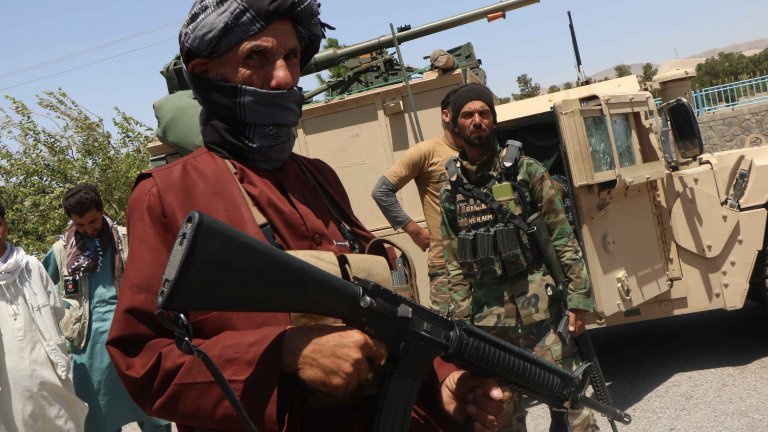 Правителствената армия изостави огромно количество оръжие и техника в ръцете на талибаните