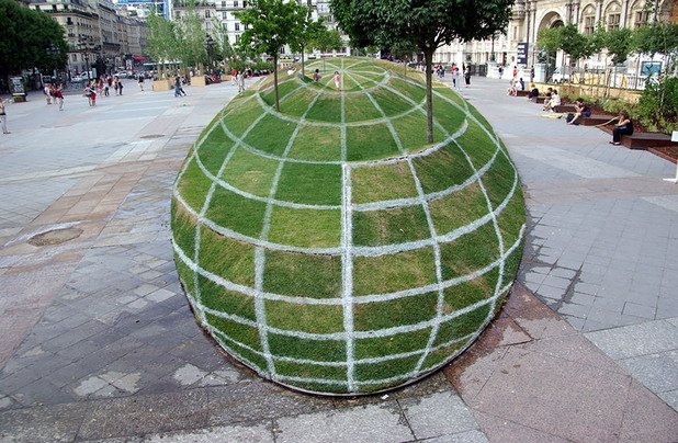 Глобус от трева - оптична илюзия в Сити Хол, Париж