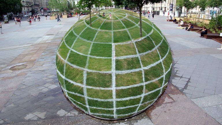 Глобус от трева - оптична илюзия в Сити Хол, Париж